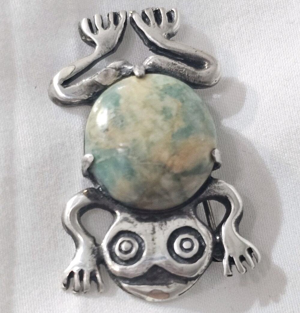 Vintage Navajo Sterling Silver Frog Brooch With Kingman Turquoise Stone